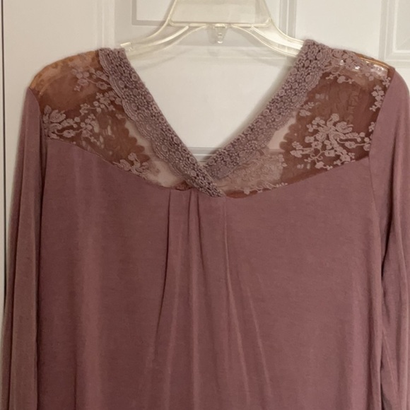 GIMMICKS by BKE Lace Inset Blouse - Picture 4 of 9